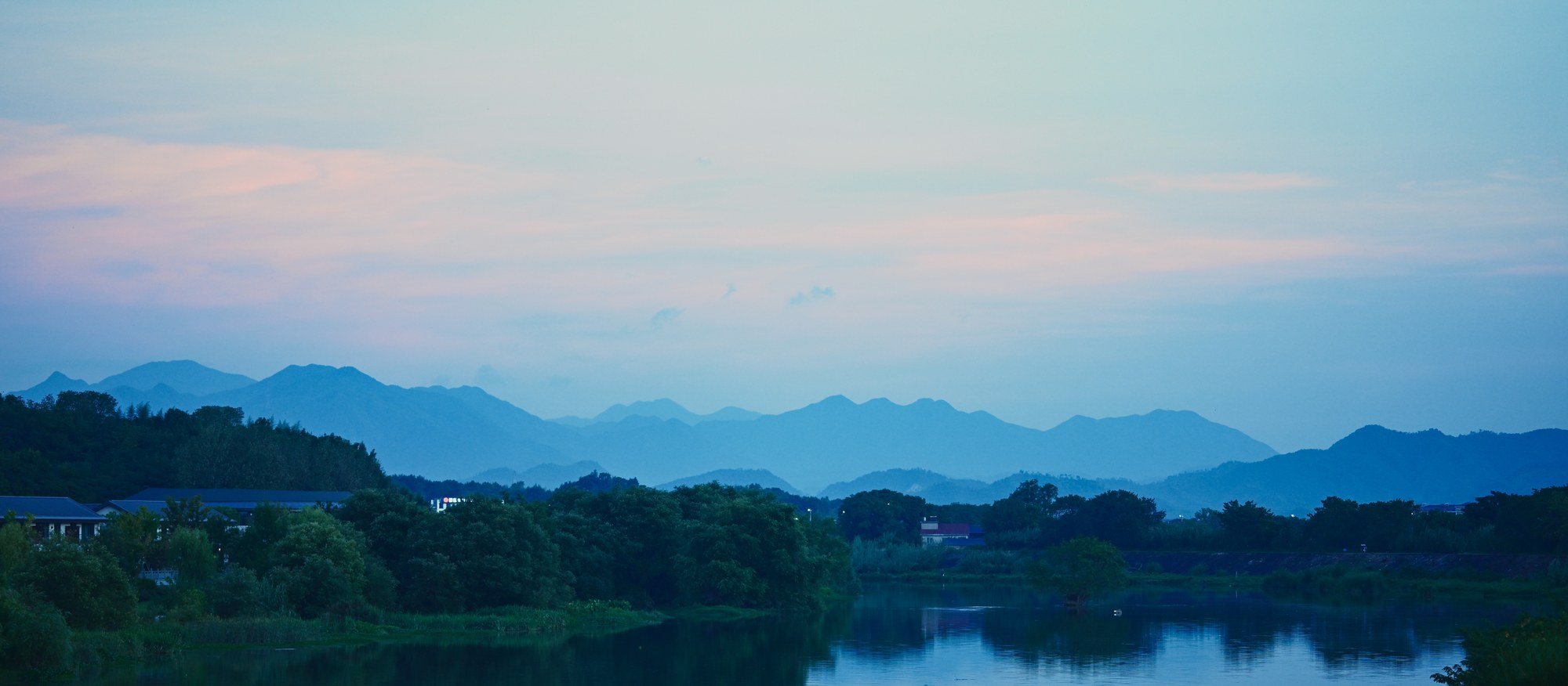 远山和湖面
