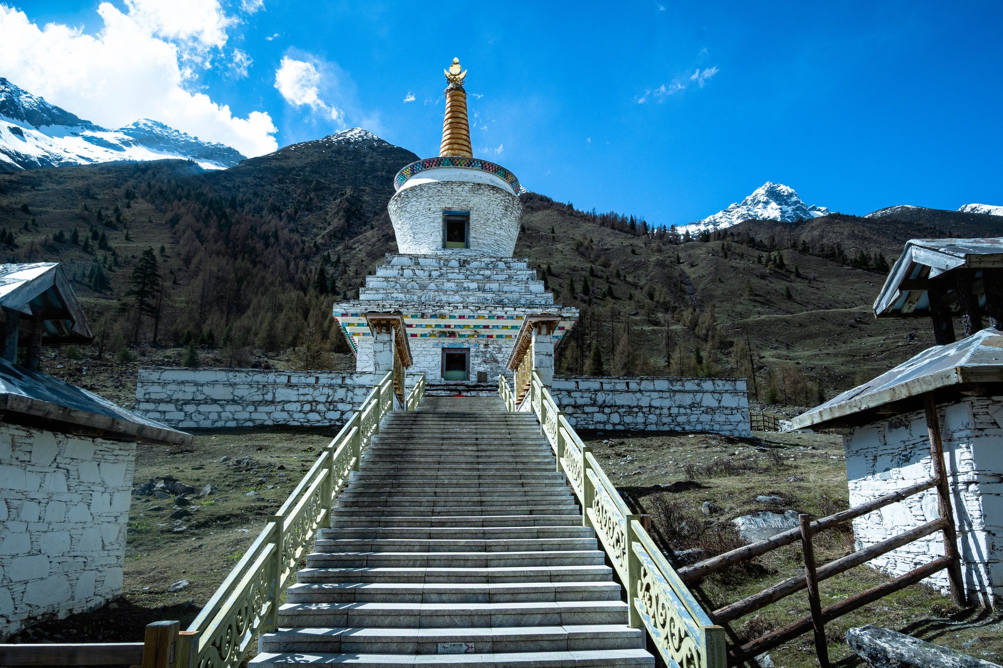 山间白塔